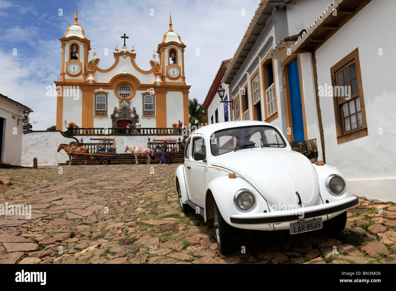 Vue sur Église de Santo Antonio, voiture à l'avant-plan, Tiradentes, Minas Gerais, Brésil Banque D'Images