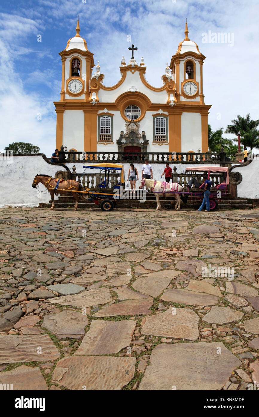 Voyage itinérant en calèches dans face de Église de Santo Antonio, Tiradentes, Minas Gerais, Brésil Banque D'Images