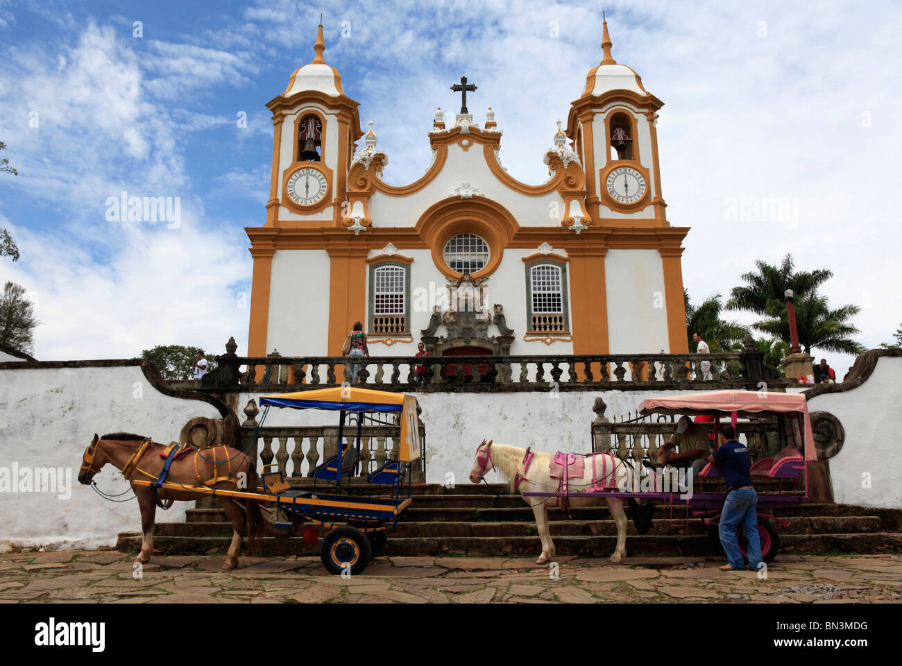 Voyage itinérant en calèches dans face de Église de Santo Antonio, Tiradentes, Minas Gerais, Brésil Banque D'Images