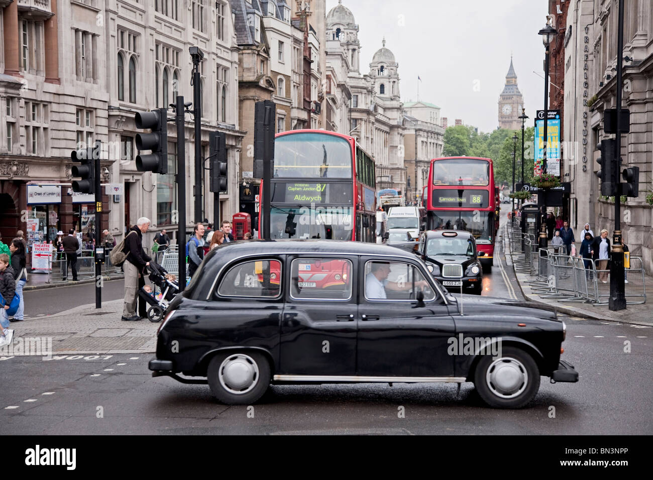 Scène de rue dans le centre de Londres avec taxi noir et rouge doubledecker bus, Londres Banque D'Images