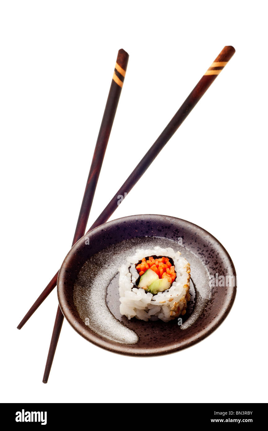 Rouleau de sushi végétarien en Californie avec le riz et les algues isolé sur fond blanc Banque D'Images