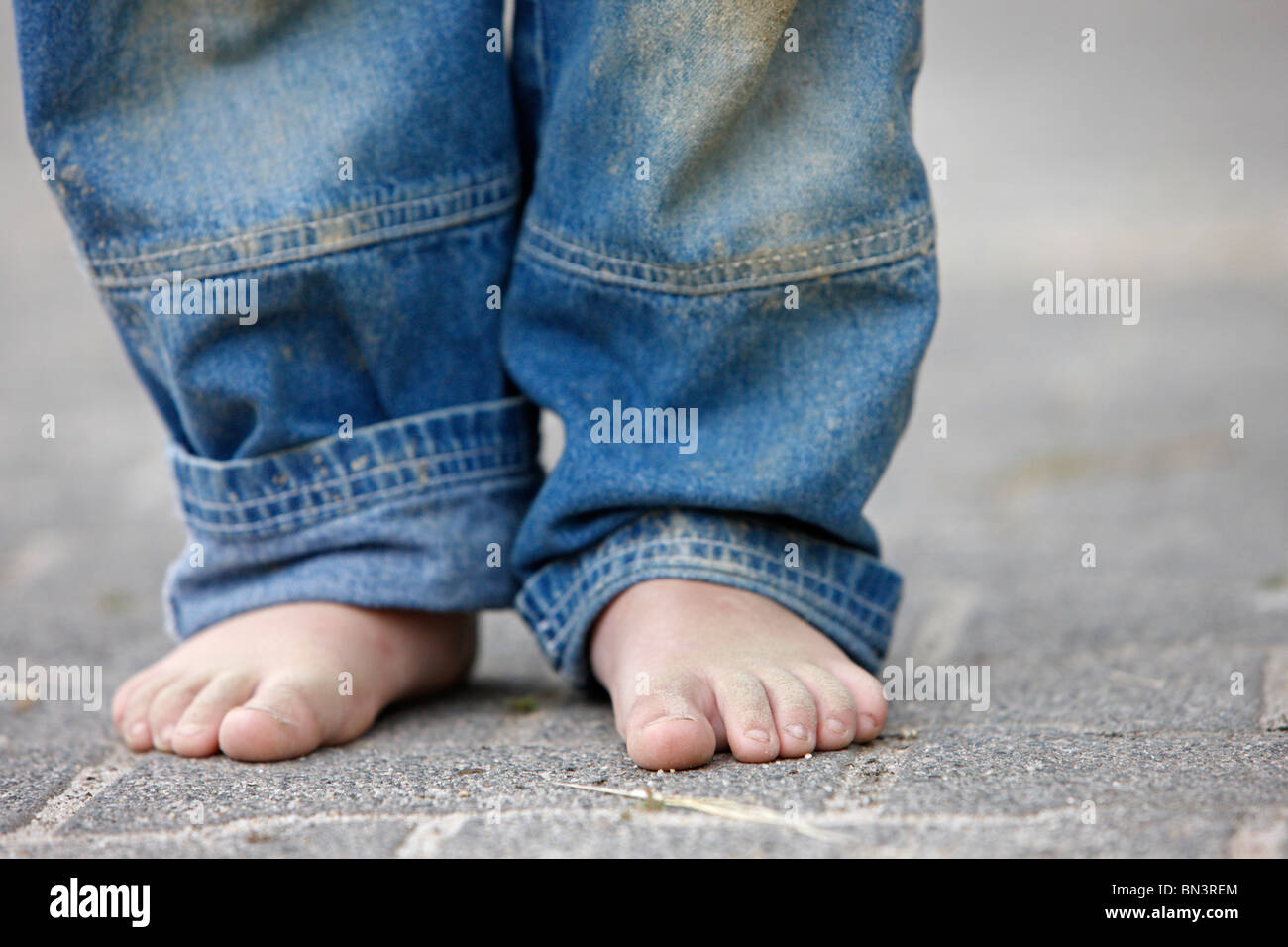 Pieds sales d'un enfant, Allemagne Banque D'Images