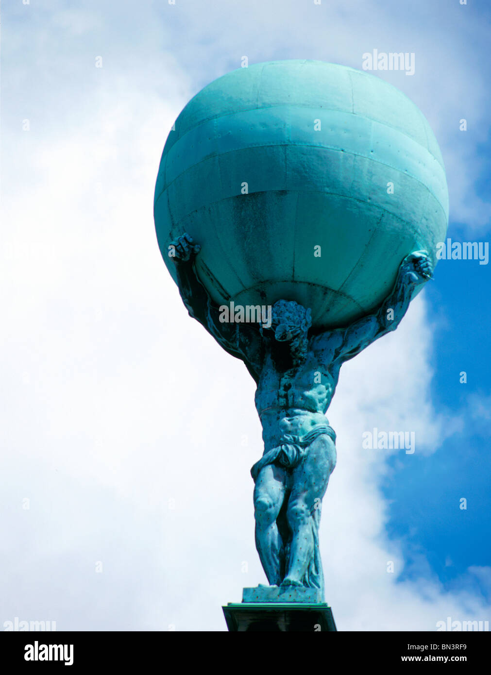 Low angle view of statue of man holding globe sur les épaules Banque D'Images