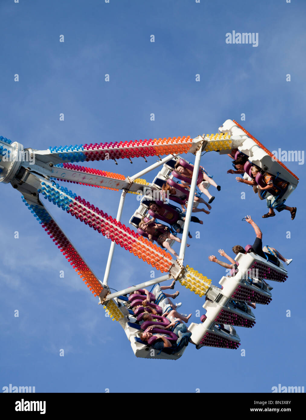 Les personnes bénéficiant d'une bonne foire ride against blue sky Banque D'Images