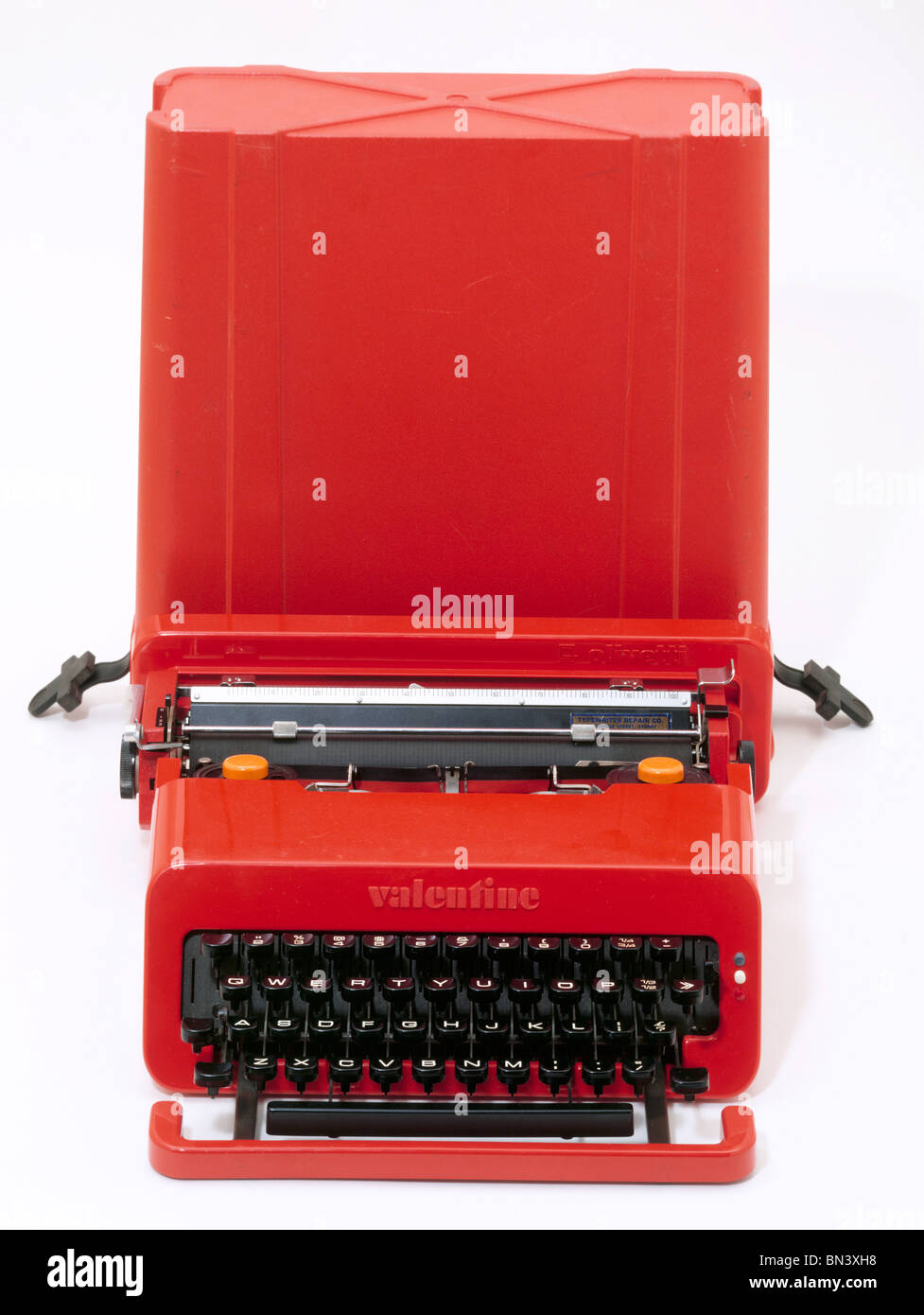 La machine à écrire Valentine', conçue par Ettore Sottsass avec Perry King. L'Italie, c.1969 Banque D'Images