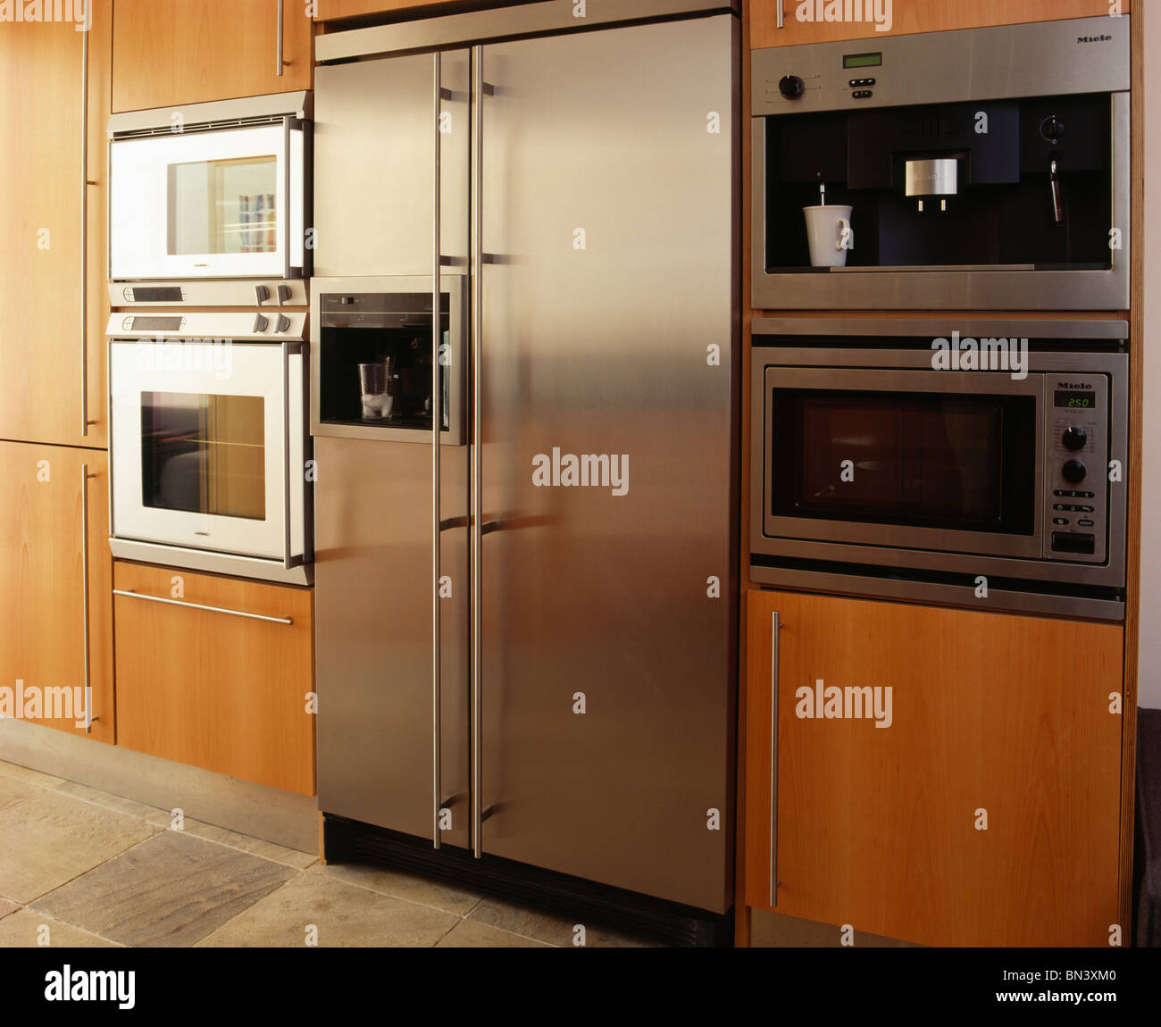 Large american style stainless steel fridge freezer in Banque de  photographies et d'images à haute résolution - Alamy