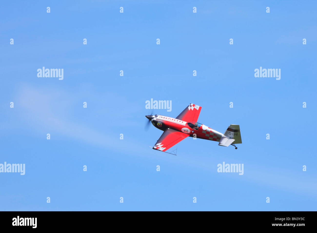 Abarth a sponsorisé la acrobatie Extra 330SC de Mark Jefferies dans un ciel bleu clair Banque D'Images