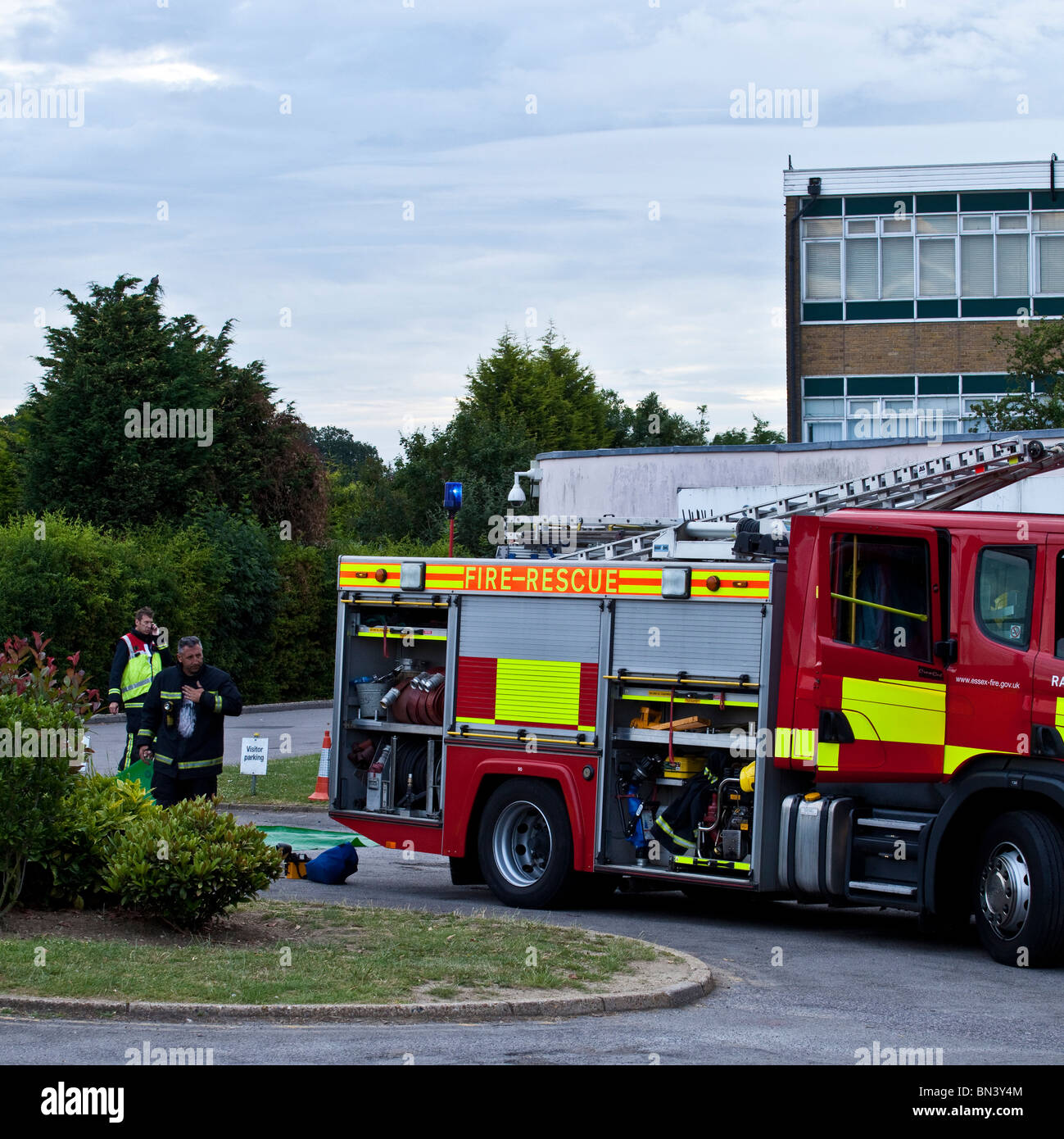 Pompiers participant à Blaze à l'école Banque D'Images