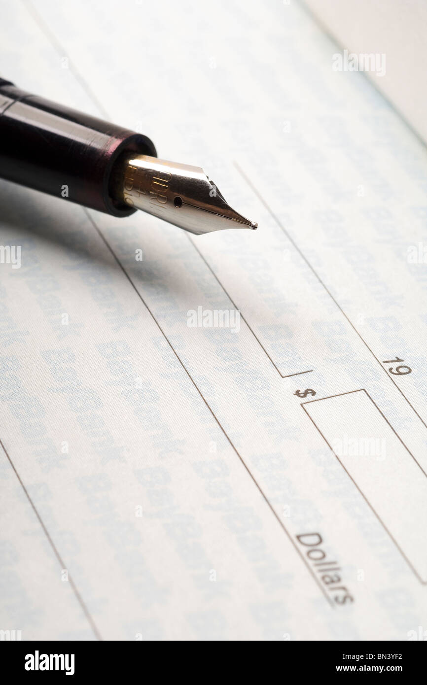 Un chèque en blanc avec un stylo-plume sur elle Banque D'Images