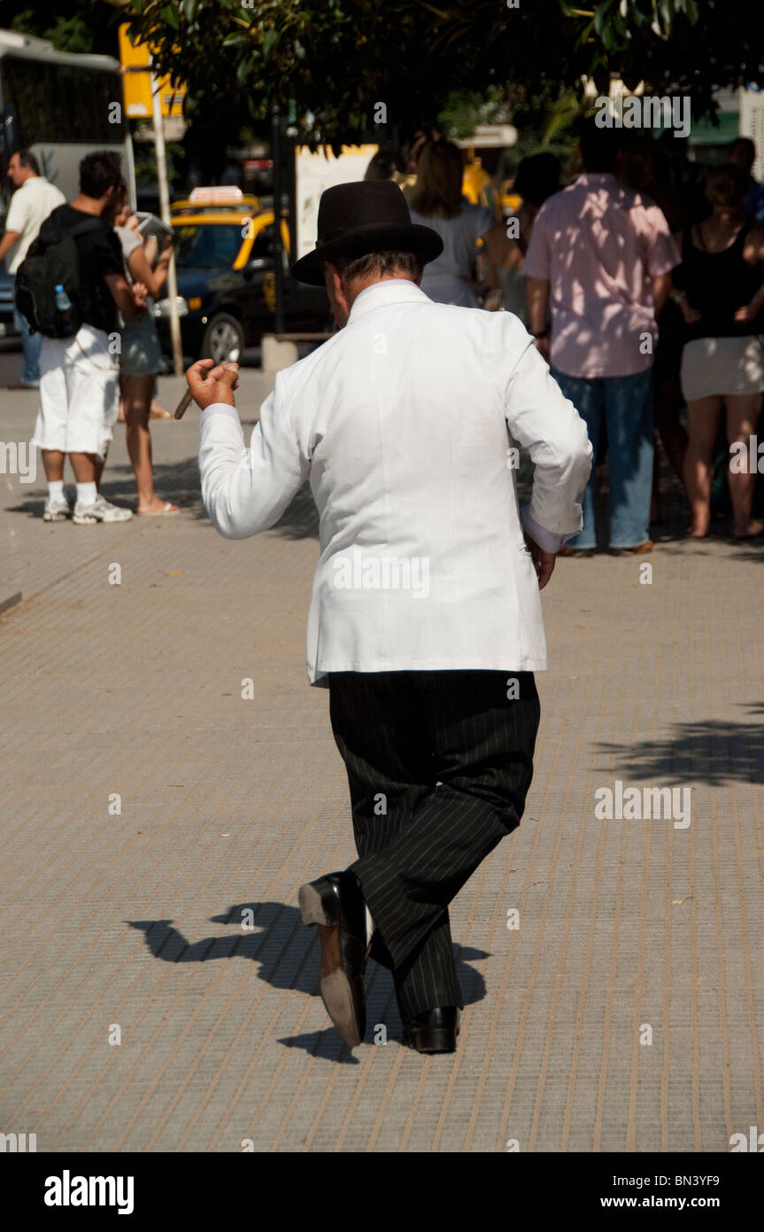 L'Argentine, capitale de Buenos Aires. Danseur de rue typique du tango argentin. Banque D'Images