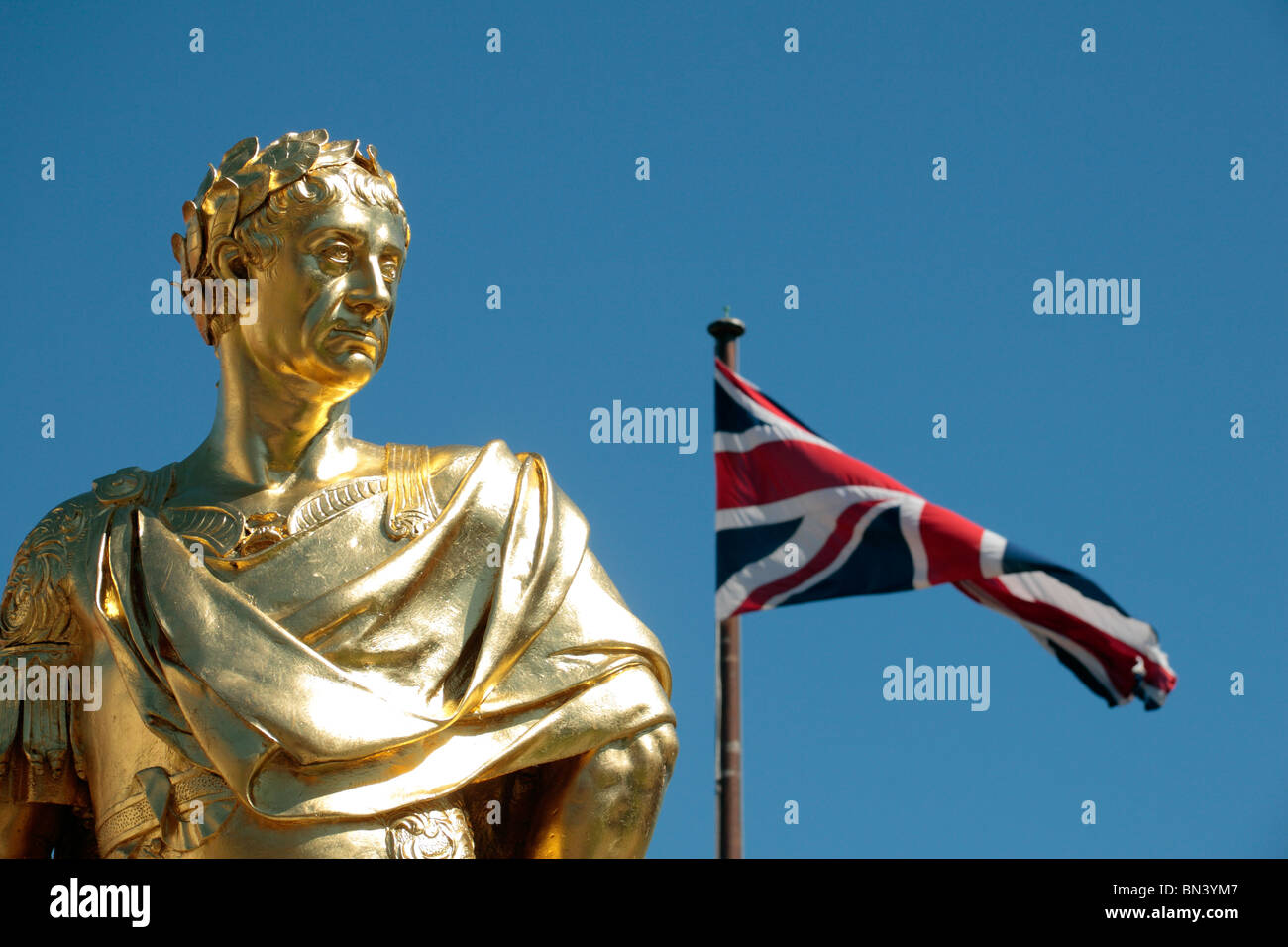 Drapeau de l'Union derrière la statue en or du roi Charles II à la figure de l'Hôpital Royal de Londres. Jun 2010 Banque D'Images