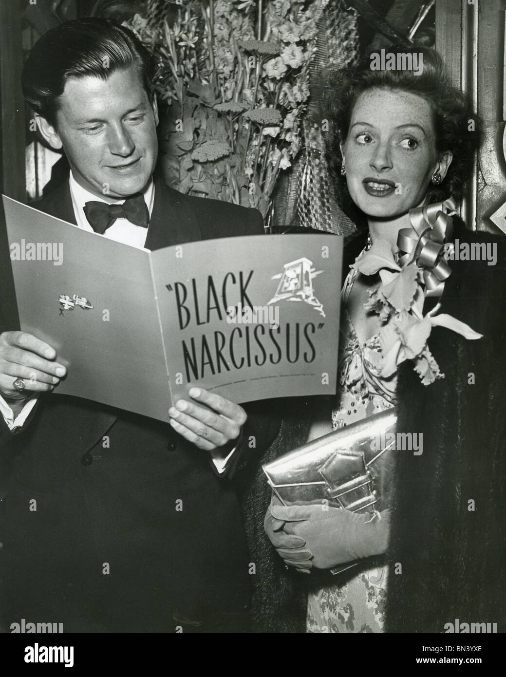 DEBORAH KERR actrice écossaise avec premier mari RAF Squadron Leader Anthony Bartley pour premiere de Narcisse Noir 1947 film Banque D'Images