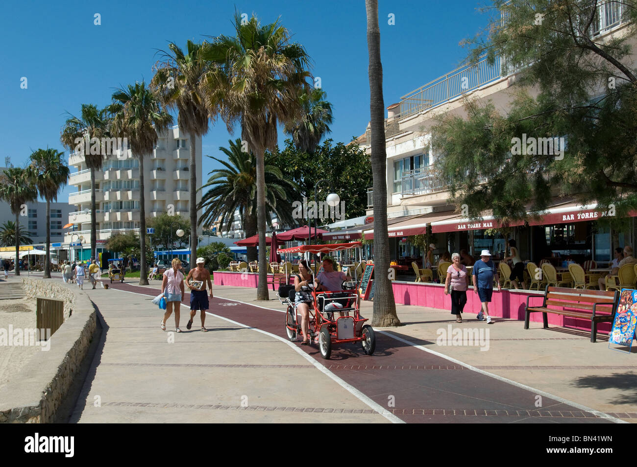 Promenade avec piste cyclable, Cala Bona, Majorque, Baleares, Espagne Banque D'Images