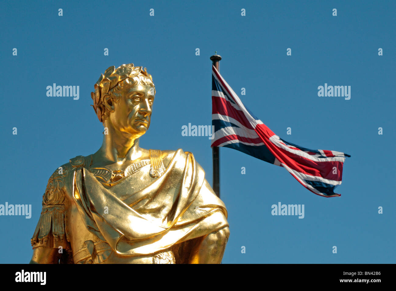 Drapeau de l'Union derrière la statue en or du roi Charles II à la figure de l'Hôpital Royal de Londres. Jun 2010 Banque D'Images