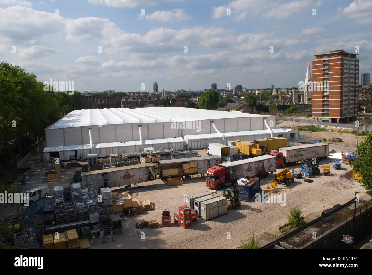 Chelsea Barracks, site de développement Chelsea, Londres, Royaume-Uni.Bâtiment temporaire de la foire artistique sur place.2010, 2010 HOMER SYKES Banque D'Images