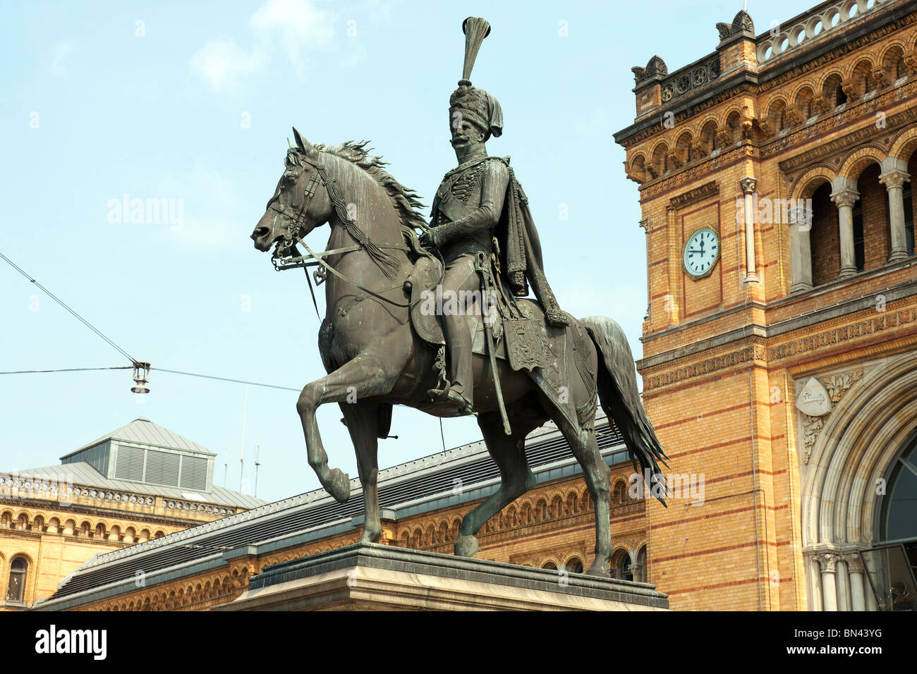 Ernst August King statue à l'extérieur, Hauptbahnhof Hannover, Basse-Saxe, Allemagne Banque D'Images