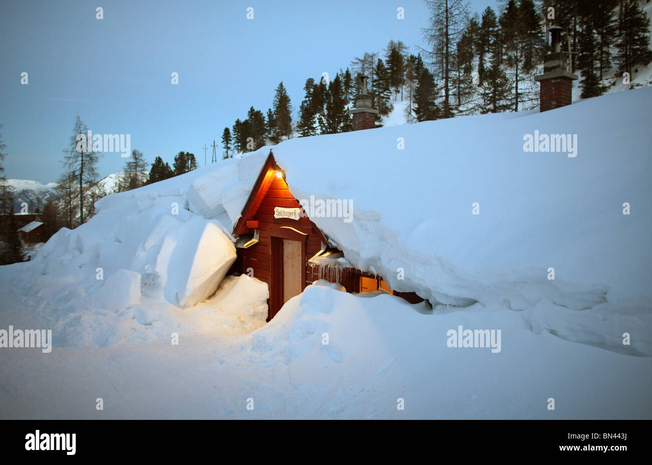 Cabane en bois sous des masses de neige, Krippenbrunn, Autriche Banque D'Images