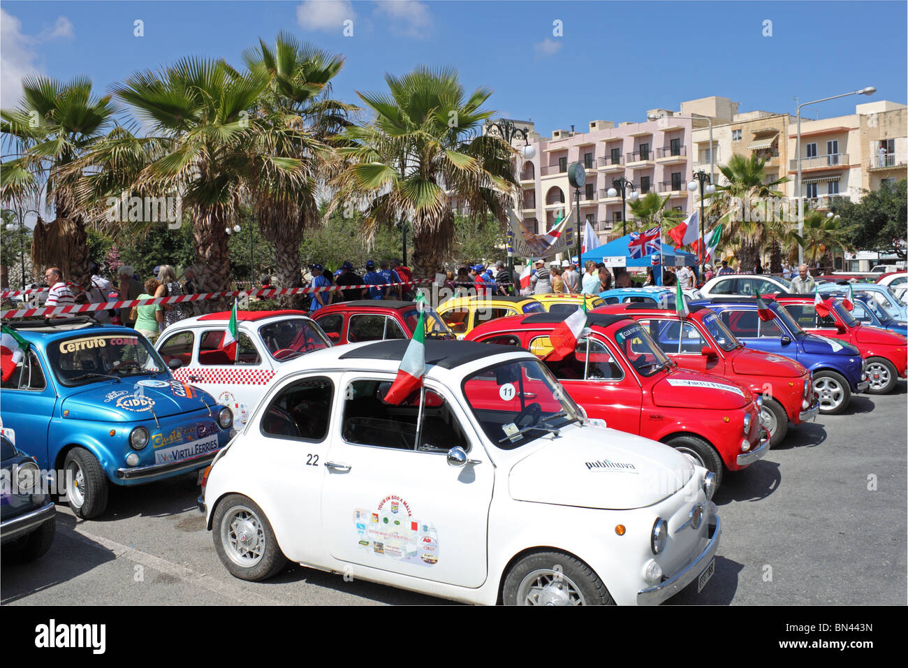 Rassemblement de vieilles Fiat 500 'classique' cinquecentos à Buġibba, Malte Banque D'Images