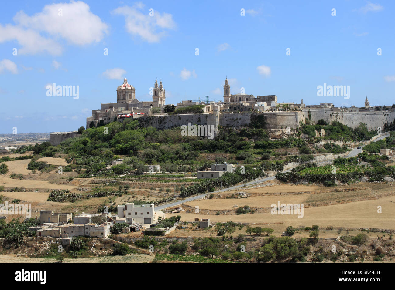 Ville fortifiée de Mdina (Citta Vecchia) de Mtarfa, montrant la Cathédrale St Paul (à gauche) et les jardins de thé de Fontanella (rouge/blanc parasols). central de Malte Banque D'Images