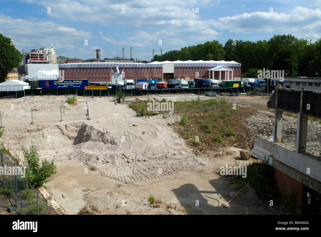 Chelsea Barracks, site de développement Chelsea, Londres, Royaume-Uni.Bâtiment temporaire de la foire artistique sur place.2010, 2010, HOMER SYKES Banque D'Images