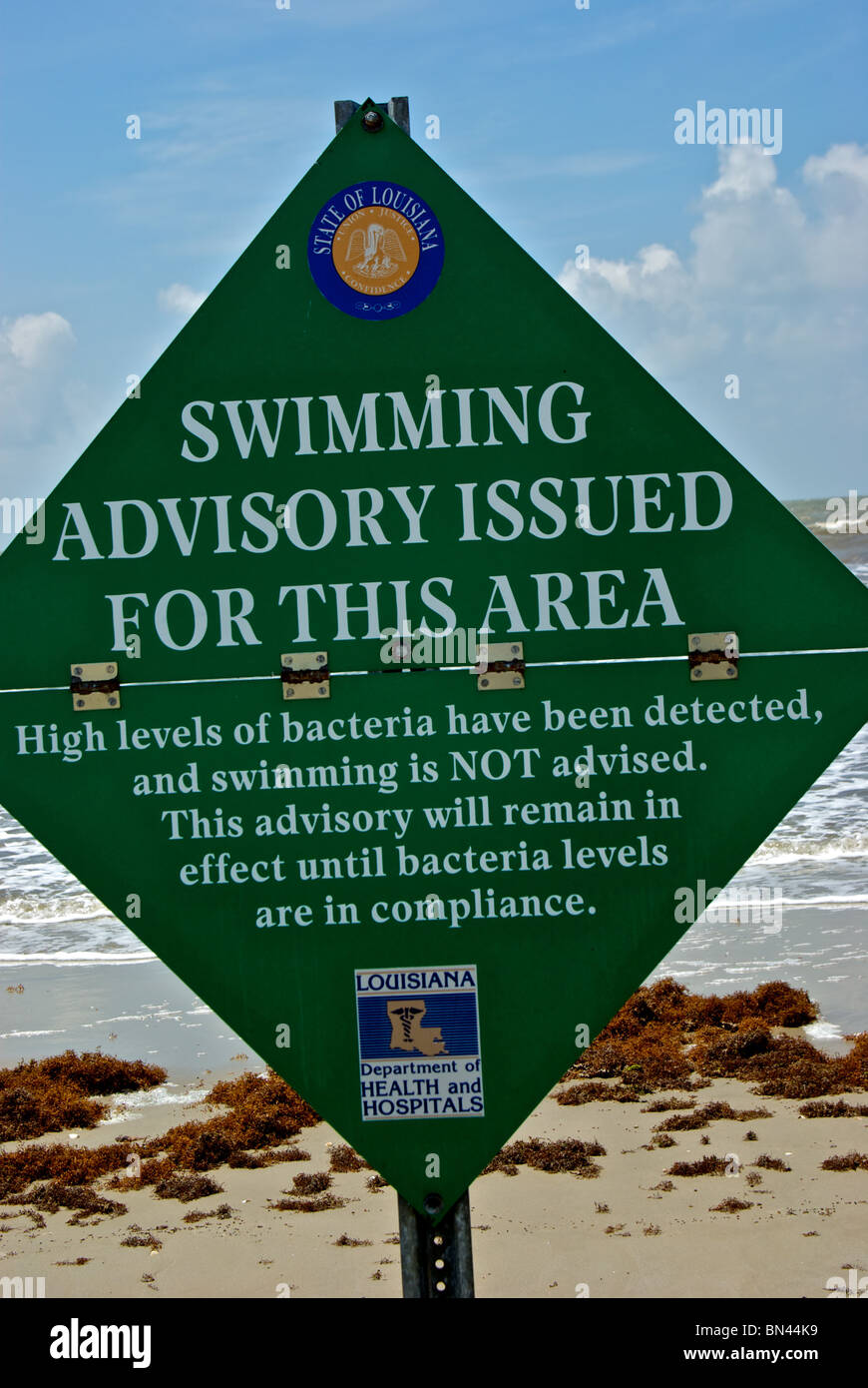 Les concentrations de bactéries élevé panneau d'avertissement affiché au Gulf Coast 'petit' Beach en Floride dans la paroisse de Cameron Banque D'Images