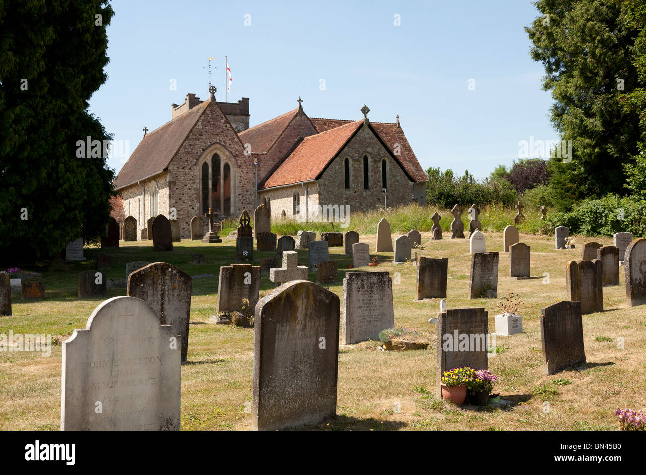L'église St Mary, cimetière et des tombes à Selborne Banque D'Images