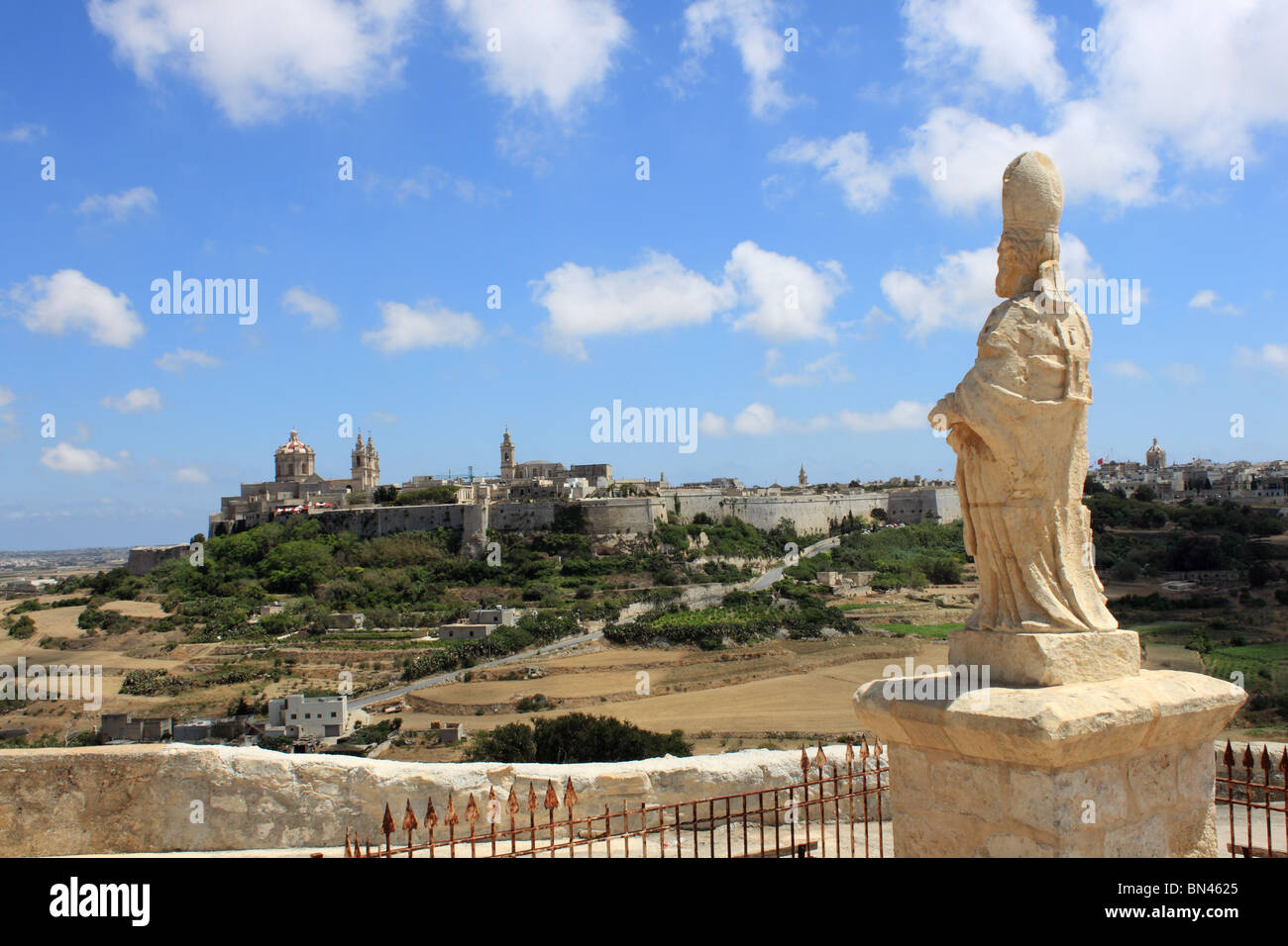 Ville fortifiée de Mdina (Citta Vecchia) de Mtarfa, montrant la Cathédrale St Paul (à gauche) et les jardins de thé de Fontanella (rouge/blanc parasols). central de Malte Banque D'Images