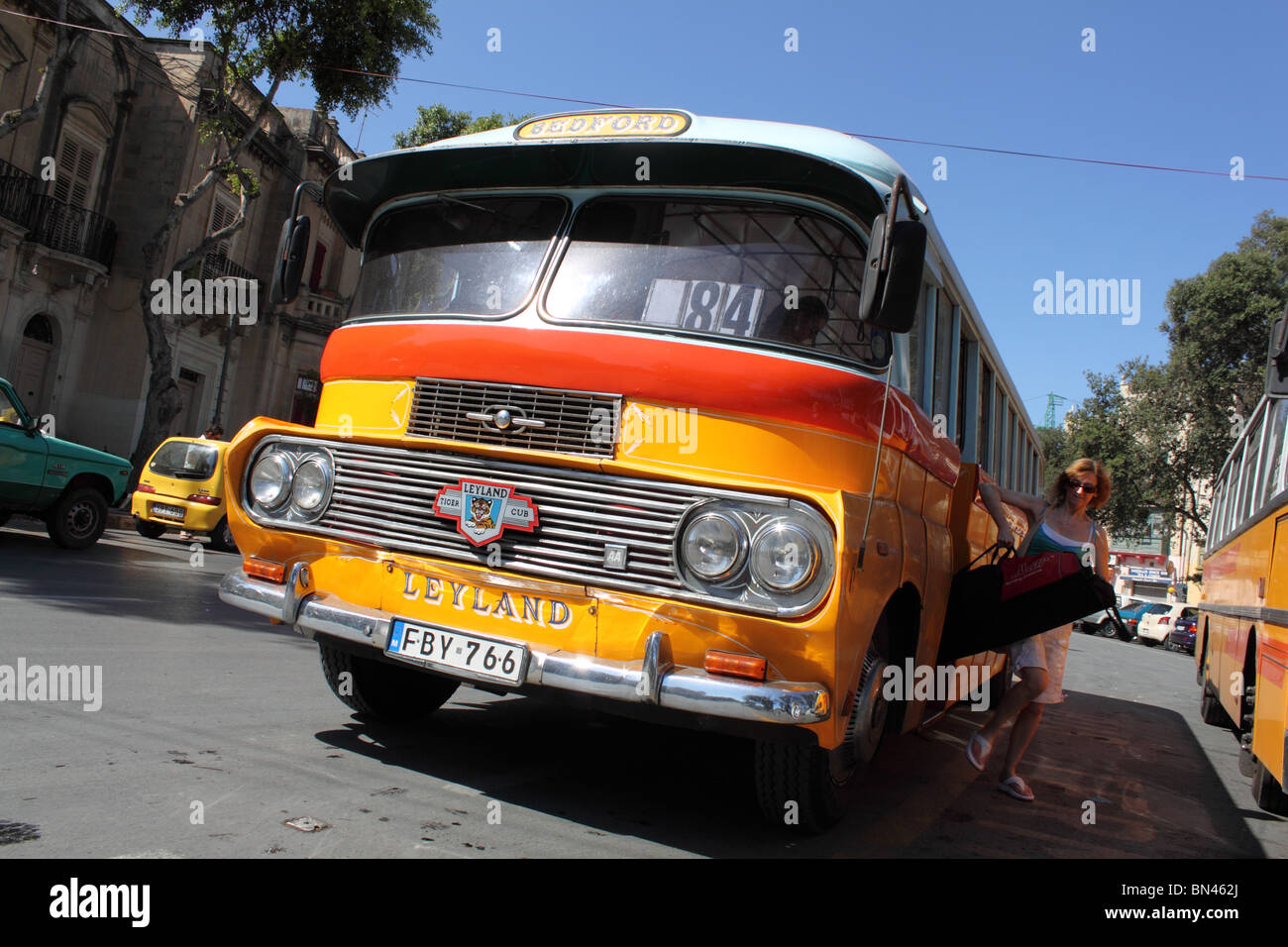 Classic 1965 bus Maltais par 766 encore en service quotidien. Les bus sont une propriété privée et courir sur les routes organisées par des groupes familiaux. Banque D'Images