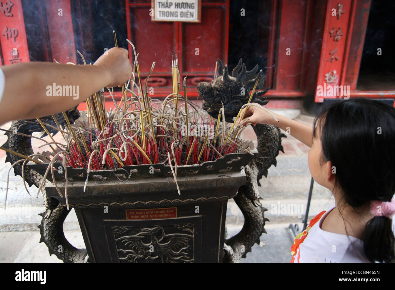 L'encens qui brûle dans le Temple de la littérature, Hanoi, Vietnam Banque D'Images