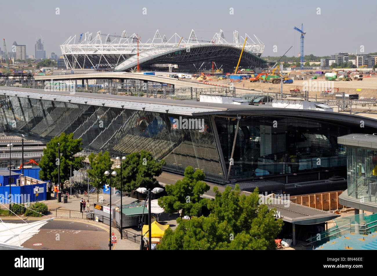 Vue aérienne Gare de Stratford et 2012 site de construction de bâtiments olympiques Aquatic Centre Roof et London Stadium travaux en cours Angleterre Royaume-Uni Banque D'Images