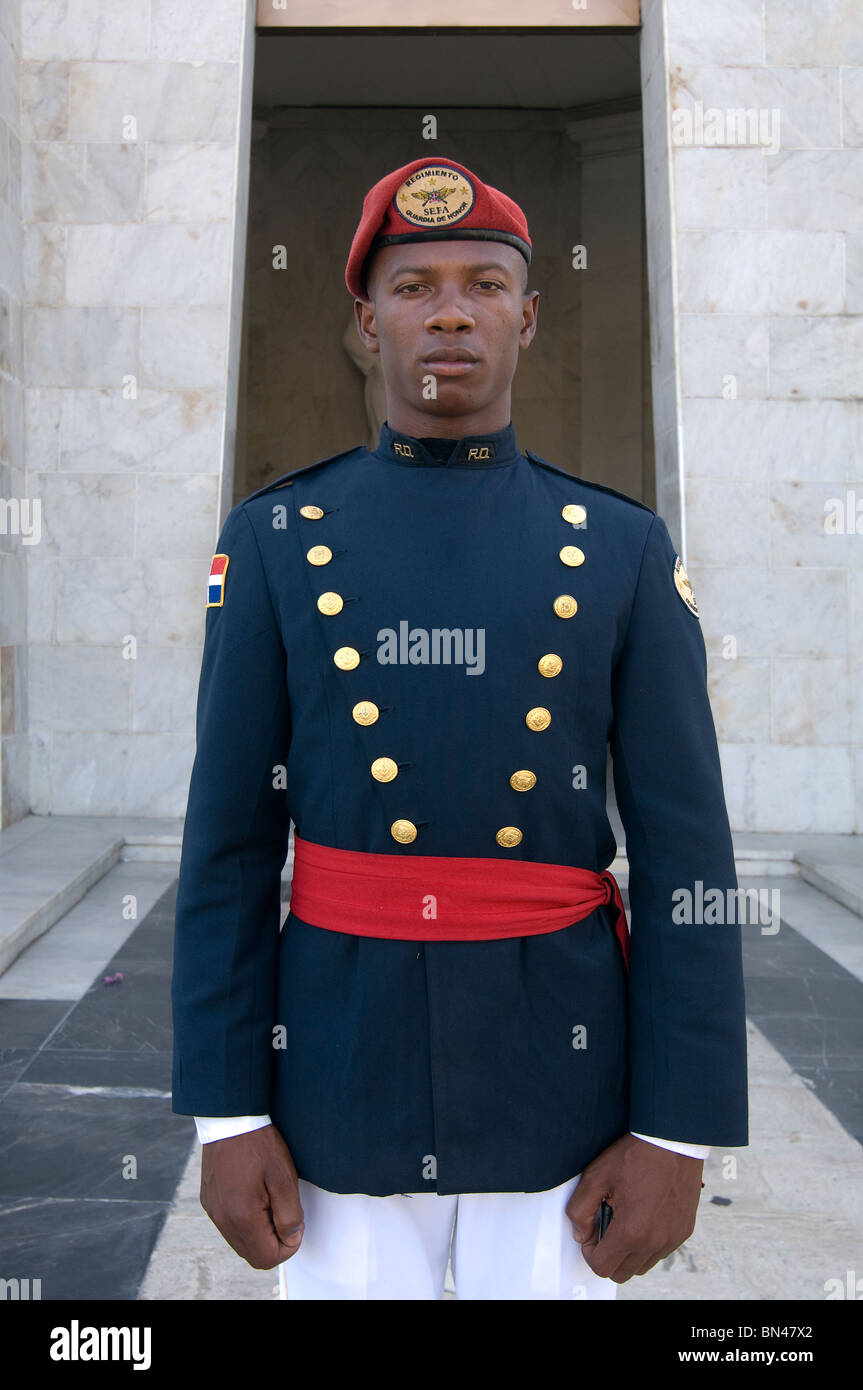 Un garde se tient à l'entrée du mausolée de l'autel de la Patria dans le parc Parque Independencia en République Dominicaine de Santo Domingo Banque D'Images