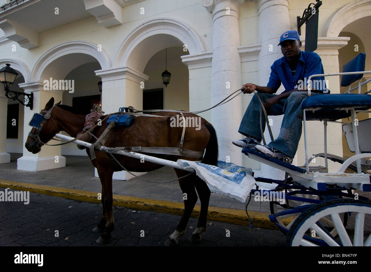 Une calèche tirée par des chevaux dans le district colonial de Zona a UNESCO Site du patrimoine mondial de Santo Domingo en République dominicaine Banque D'Images