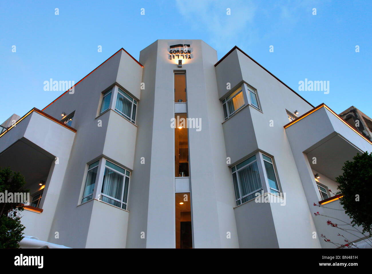 Un bâtiment rénové qui a été construit dans les années 1930 dans l'architecture du Bauhaus style dans la rue Gordon centre-ville de Tel Aviv, Israël. Tel Aviv est un site classé au Patrimoine Mondial pour son architecture unique, le plus grand montant de 'International' des bâtiments de style Bauhaus dans le monde (4000). Banque D'Images