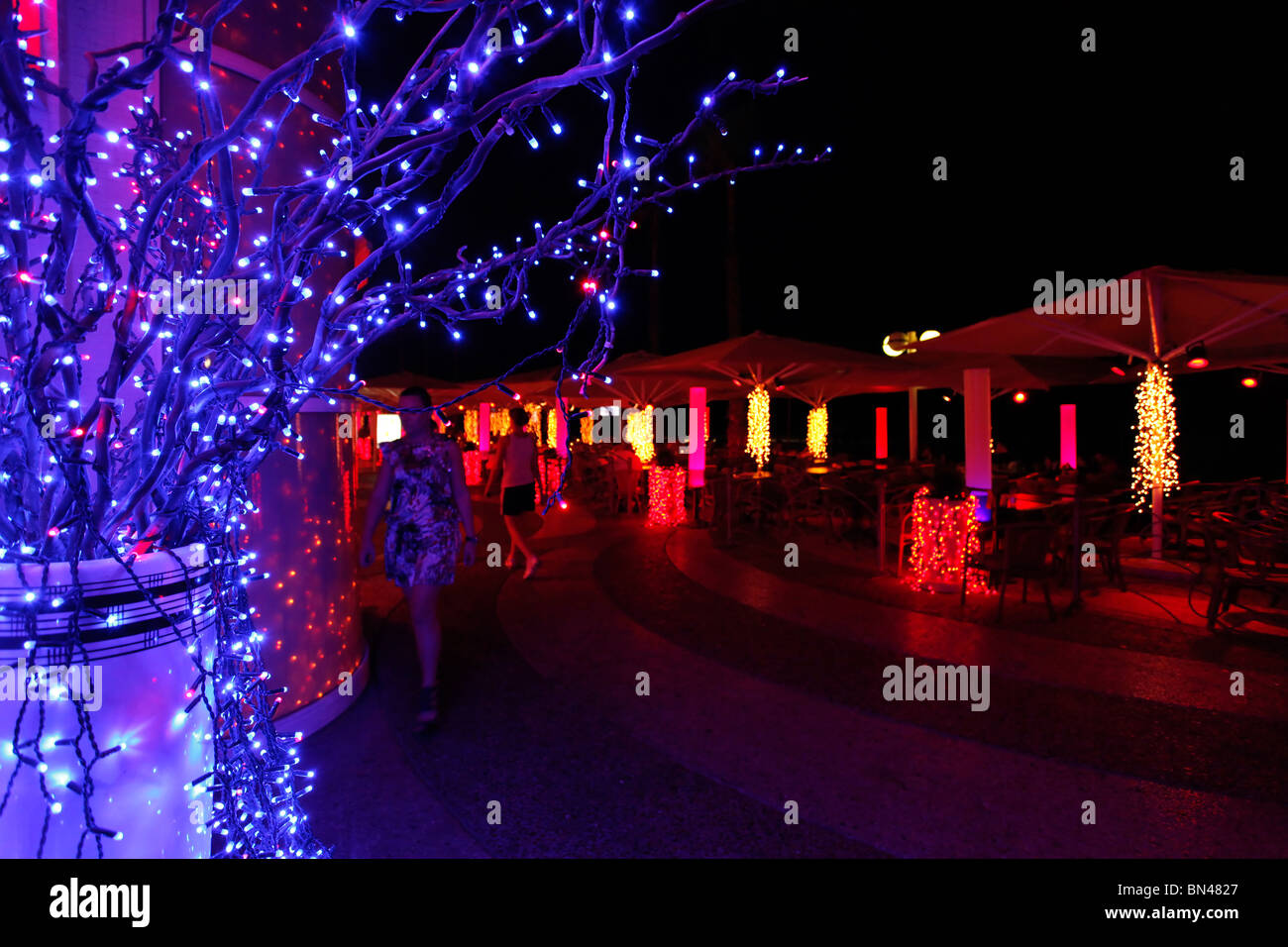 Bars et restaurants de la promenade Herbert Samuel seacoast à Tel Aviv ISRAËL Banque D'Images