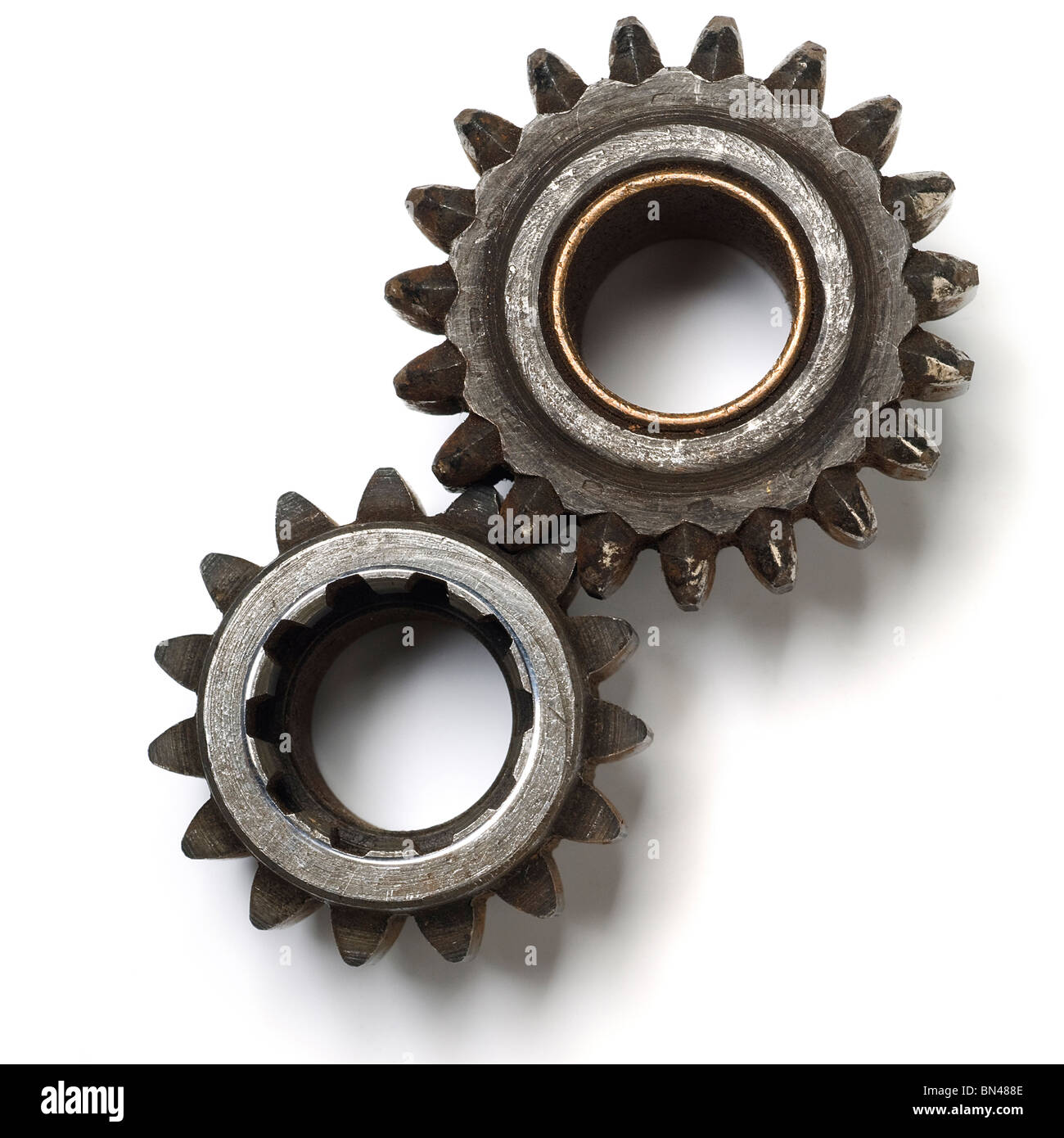 Une paire de rusty gears on white Banque D'Images