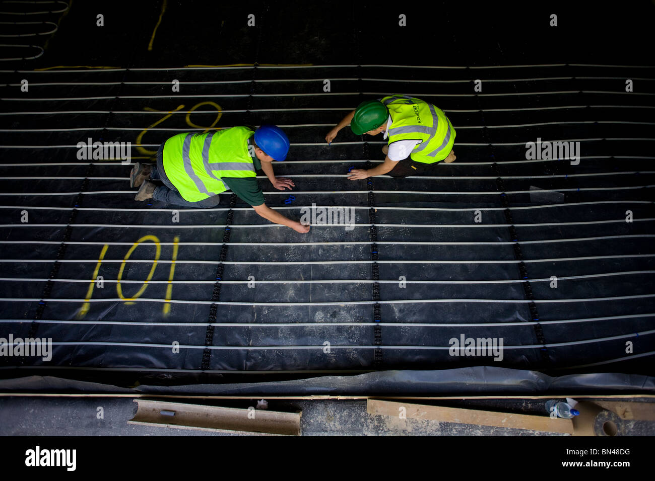 Installer des travailleurs la position dans un nouveau développement photo par James Boardman Banque D'Images