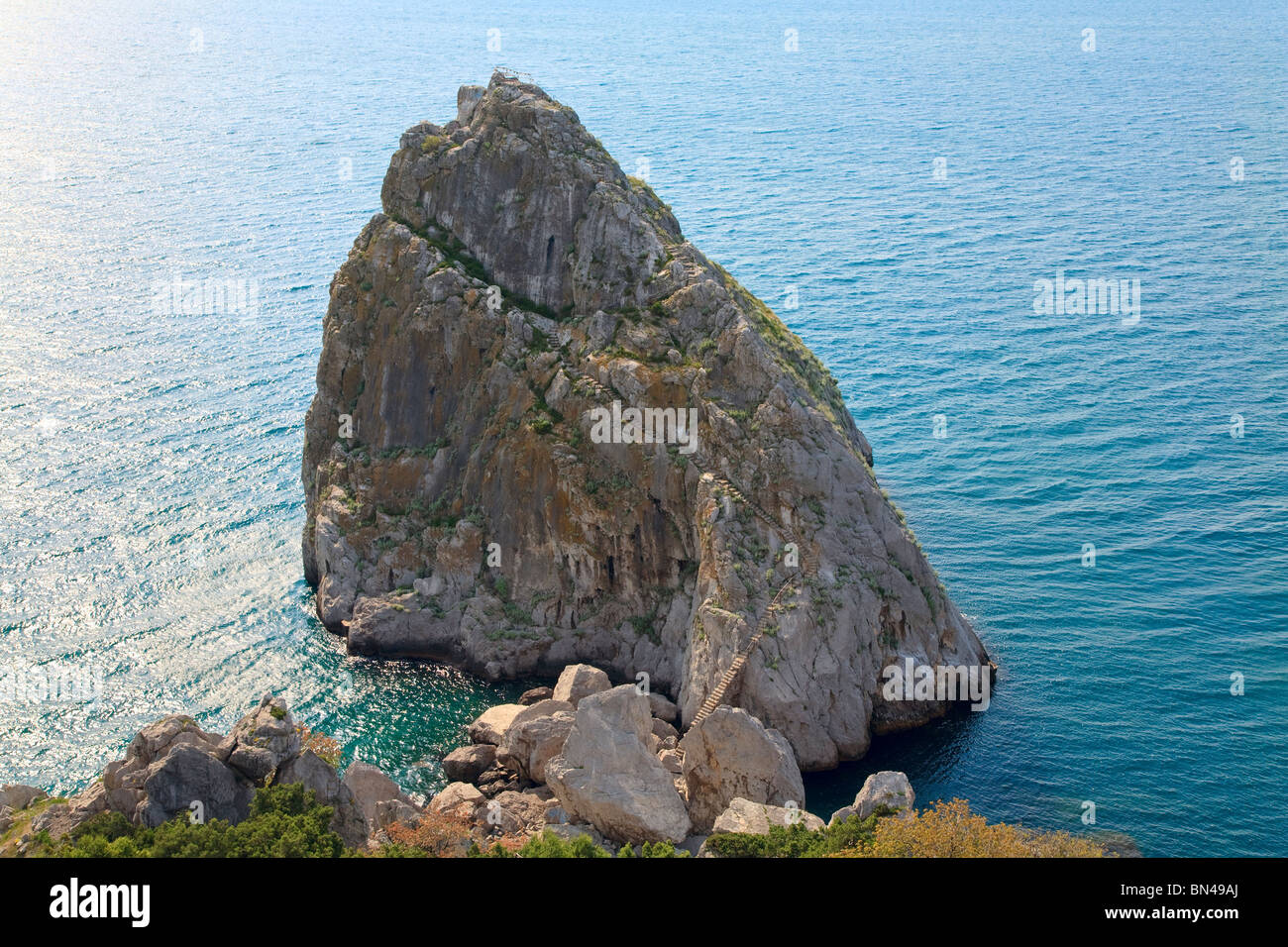 Koshka 'Rock' sur l'autre arrière-plan (ville Simeiz, Crimea, Ukraine) Banque D'Images