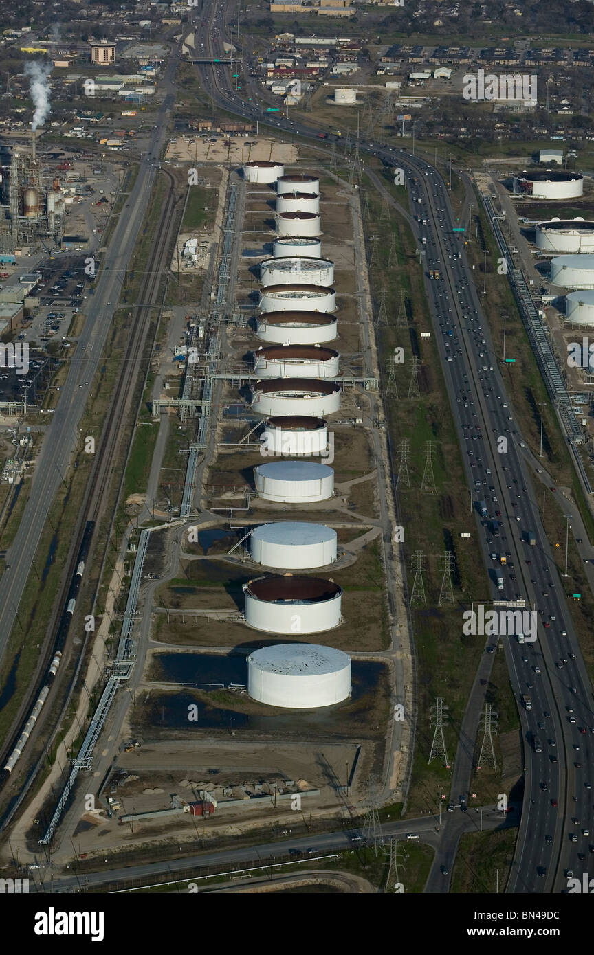 Vue aérienne au-dessus des réservoirs de stockage d'huile de Houston au Texas Banque D'Images