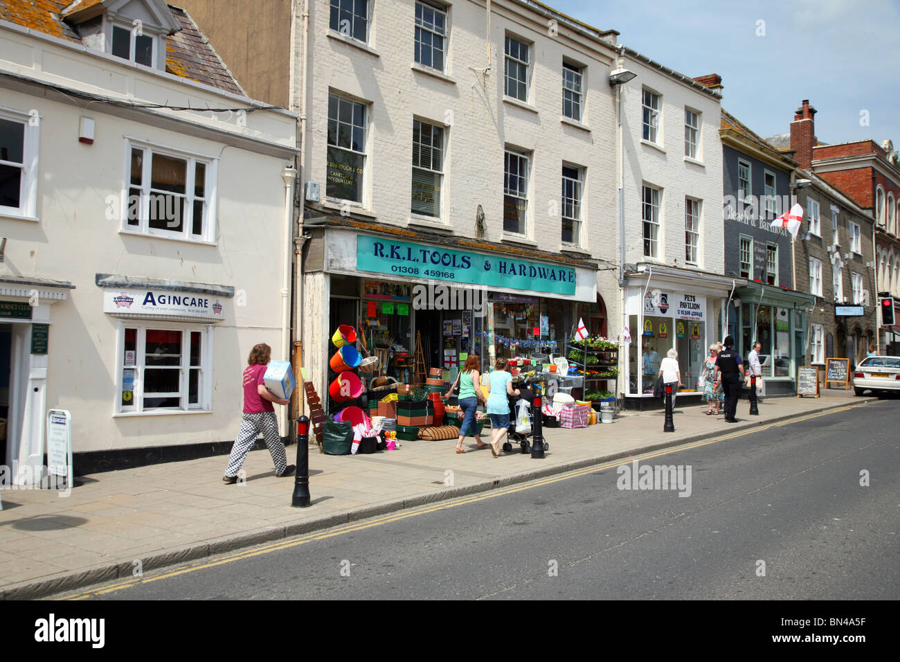 Boutiques dans South Street en face de Doo Bucky carré dans le Dorset Ouest ville de Bridport Banque D'Images