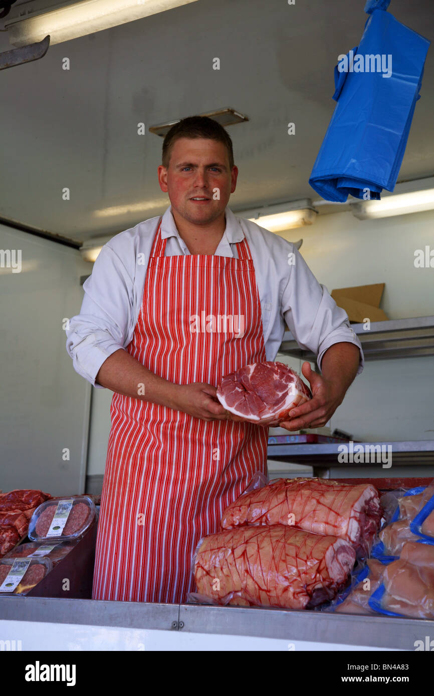 Boucher vendant sa production au marché de Dorchester Banque D'Images