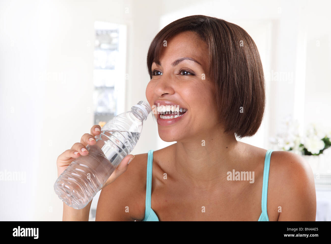 Femme AVEC UNE BOUTEILLE D'EAU Banque D'Images