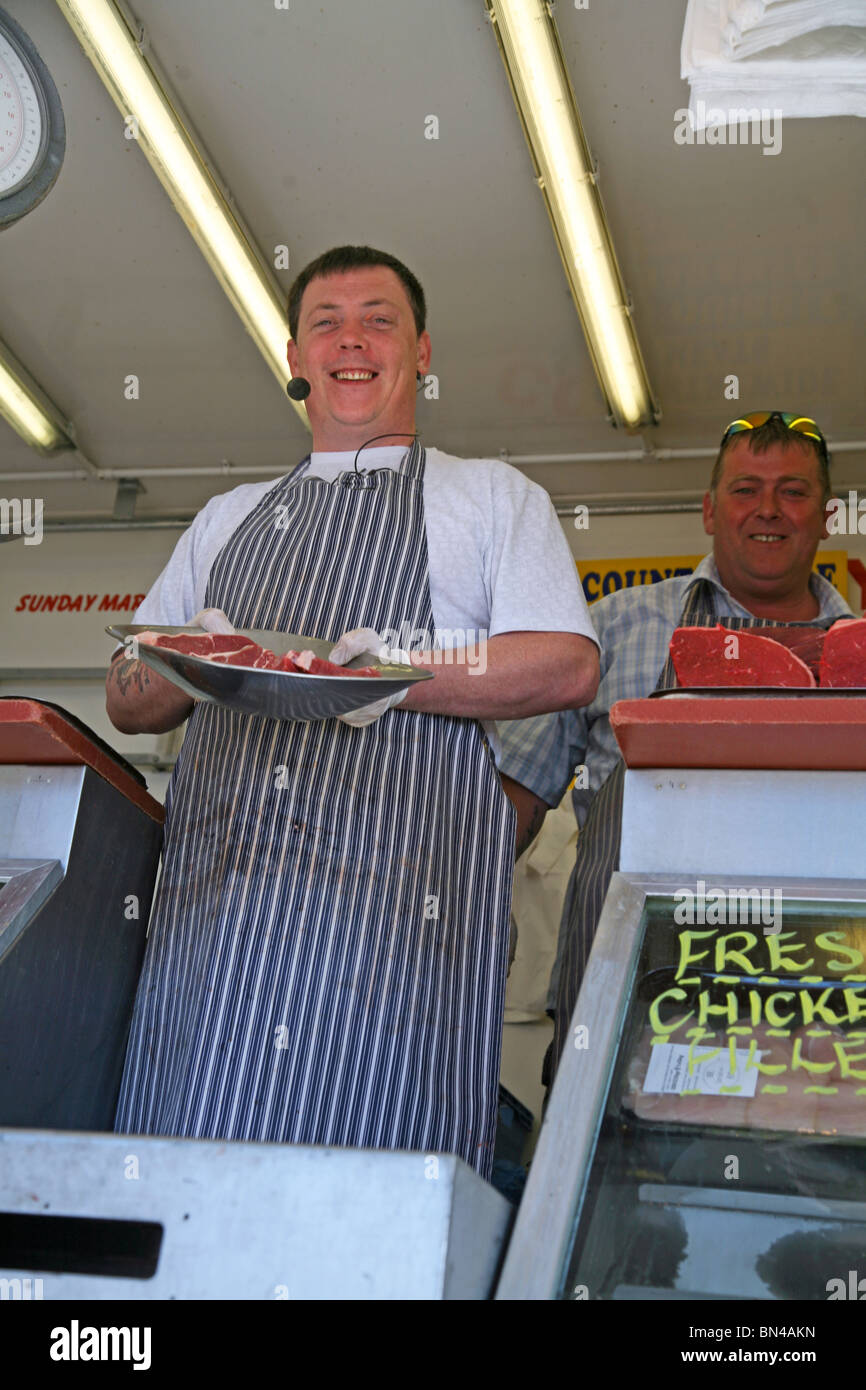 Boucher vendant sa production au marché de Dorchester Banque D'Images