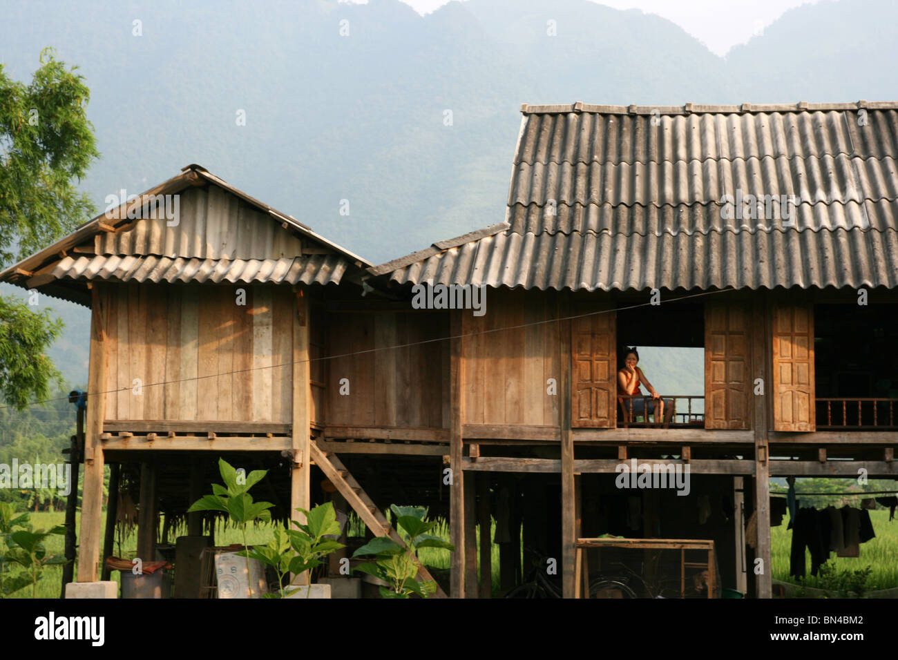 Maison sur pilotis en bois dans la Vallée de Mai Chau, Vietnam Banque D'Images