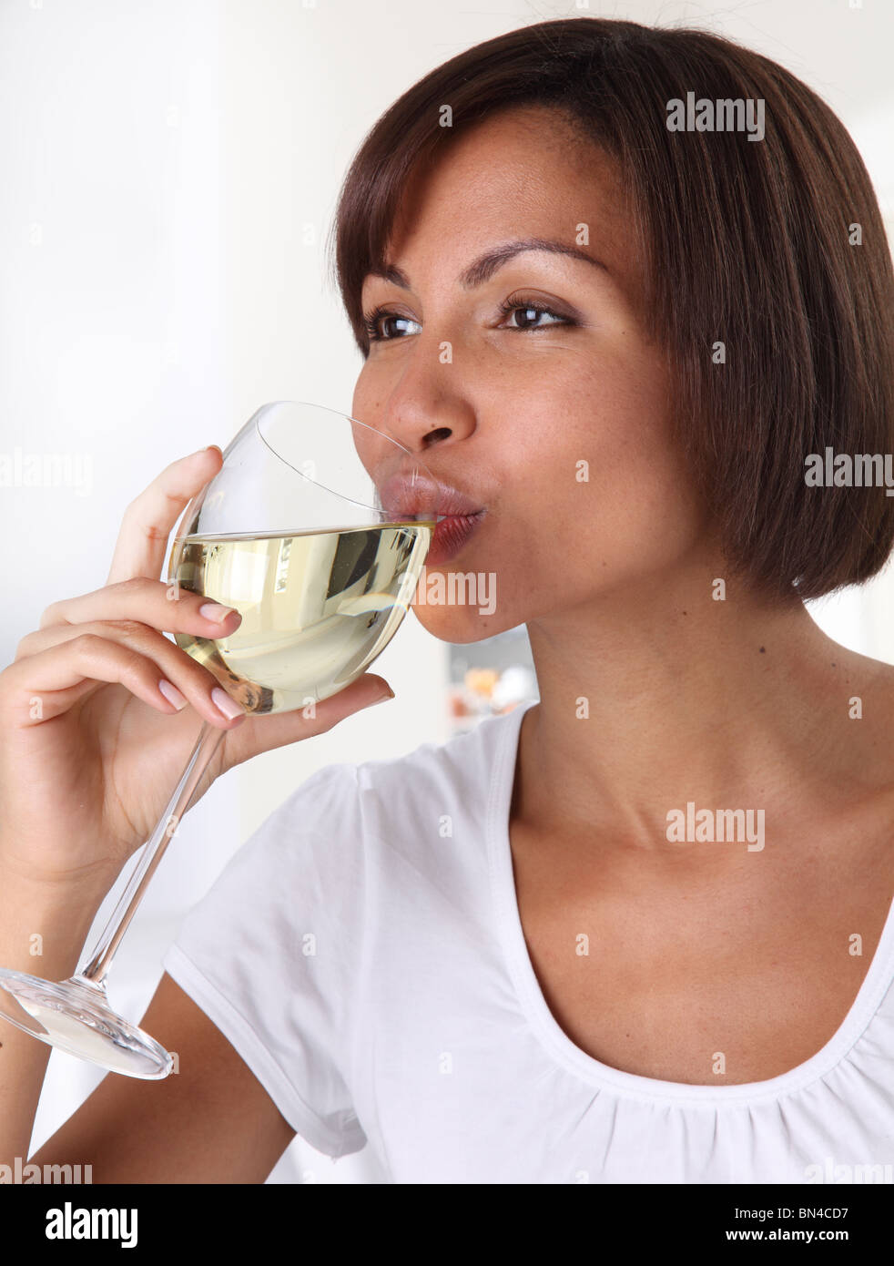 Femme buvant UN VERRE DE VIN BLANC Banque D'Images