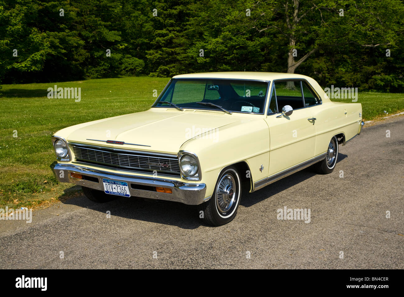 Chevrolet nova de 1966 Banque de photographies et d'images à haute  résolution - Alamy