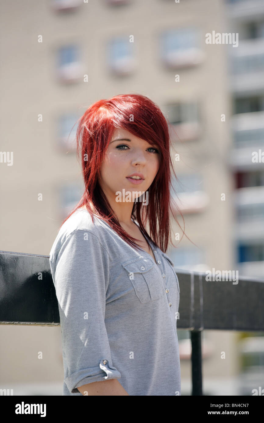 Jolie adolescente aux cheveux rouges à la recherche vers la caméra. Banque D'Images