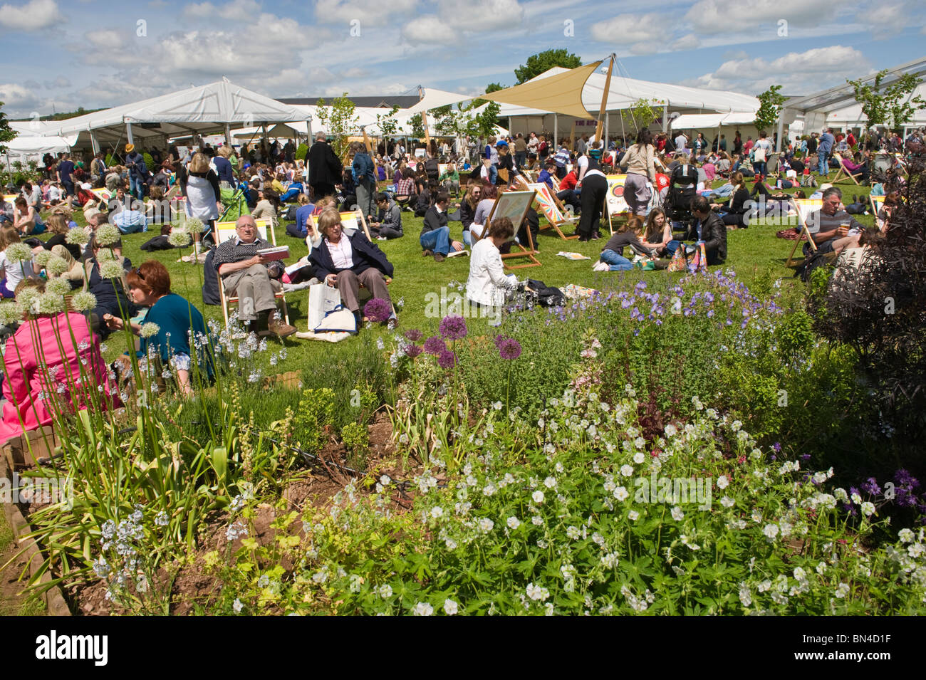 Des foules de gens se détendre dans le soleil d'été à Hay Festival 2010 Hay-on-Wye Powys Pays de Galles UK Banque D'Images
