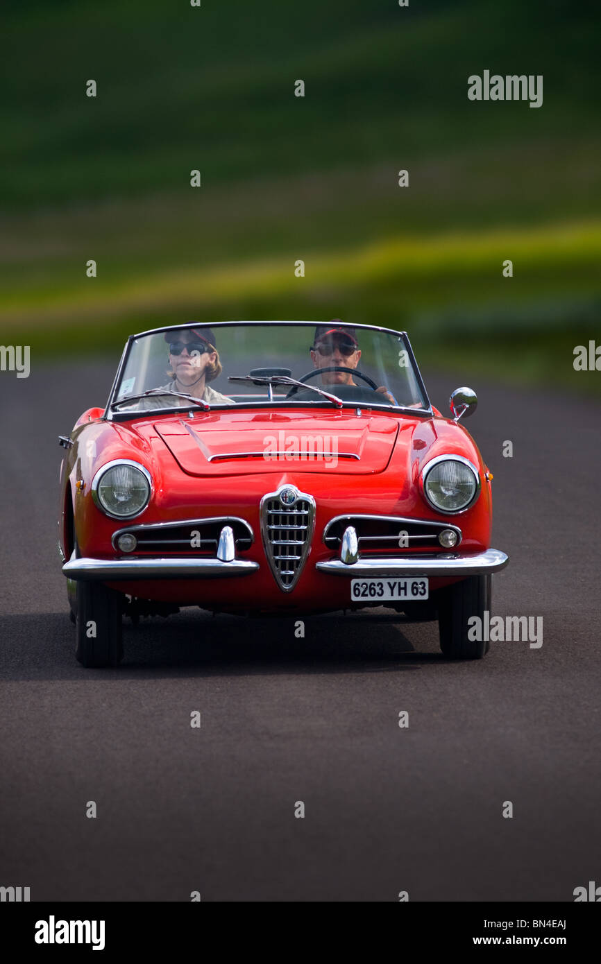 Un couple dans une voiture Alpha Romeo Giulietta Spider, modèle 1600 (France). Couple dans une Alfa Romeo Giulietta Spider 1600 (France). Banque D'Images