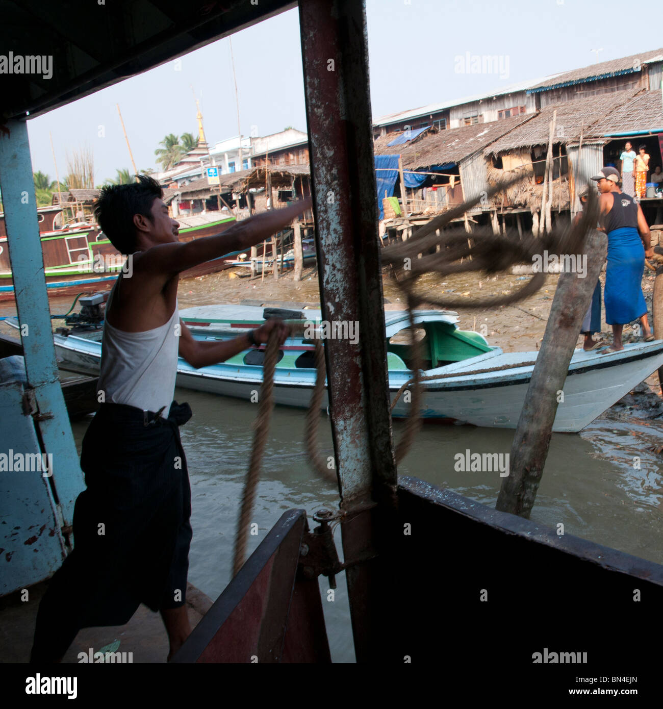 Le Myanmar. La Birmanie. voyage en train de Labutta, dans le delta du Ayeryarwadi Banque D'Images