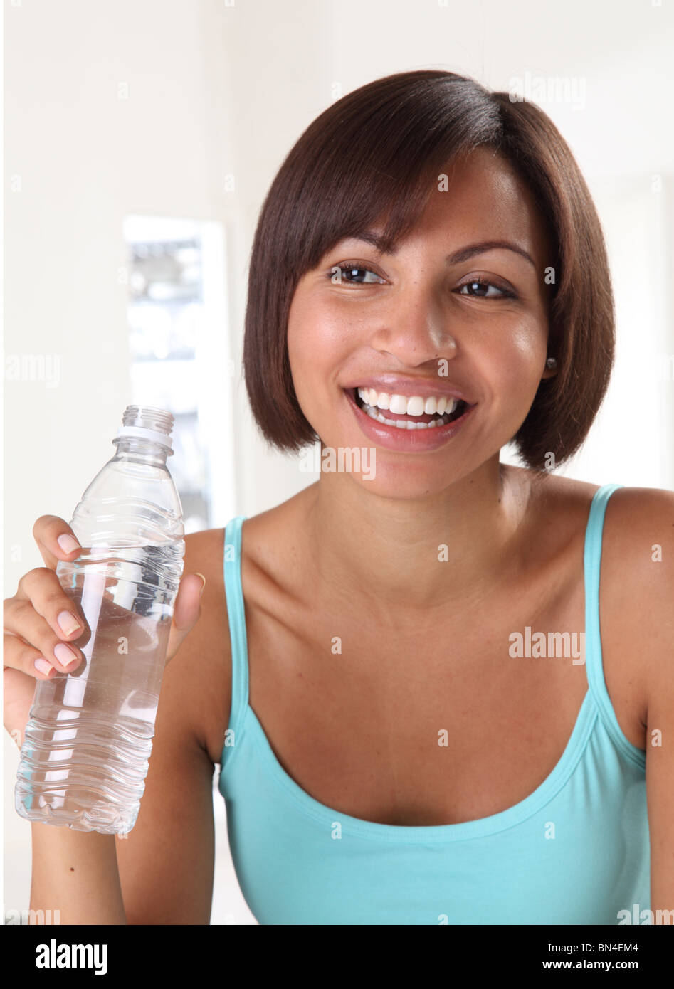 Femme AVEC UNE BOUTEILLE D'EAU Banque D'Images